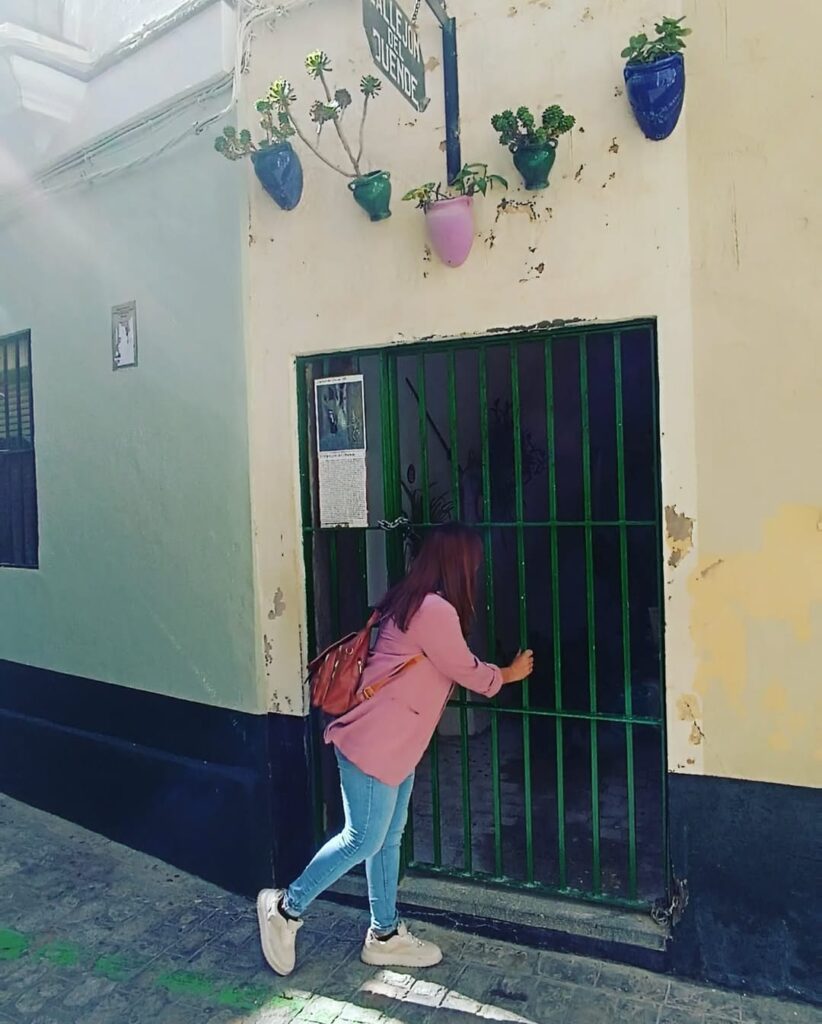visitando el callejon del duende en el barrio del Pópulo. Cádiz.