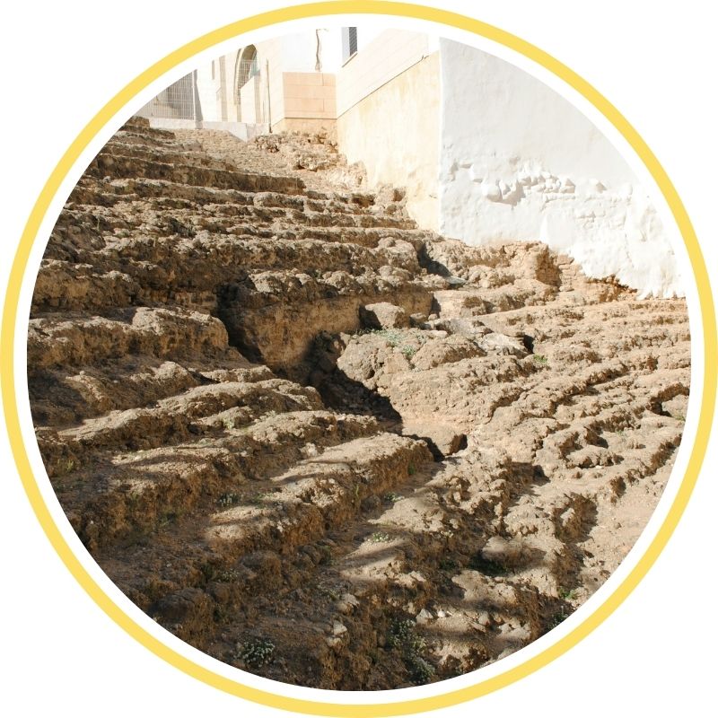 Restos del Teatro Romano de Cádiz visibles en el barrio del Pópulo, parada destacada del tour Gadir-Gades